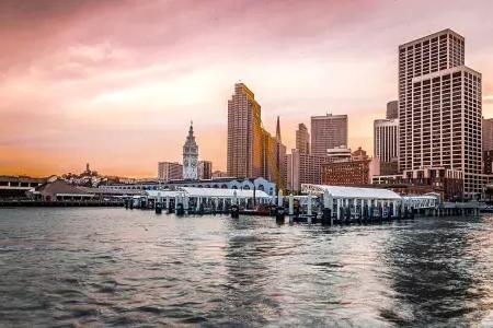 Il Ferry Building al tramonto dalla baia.