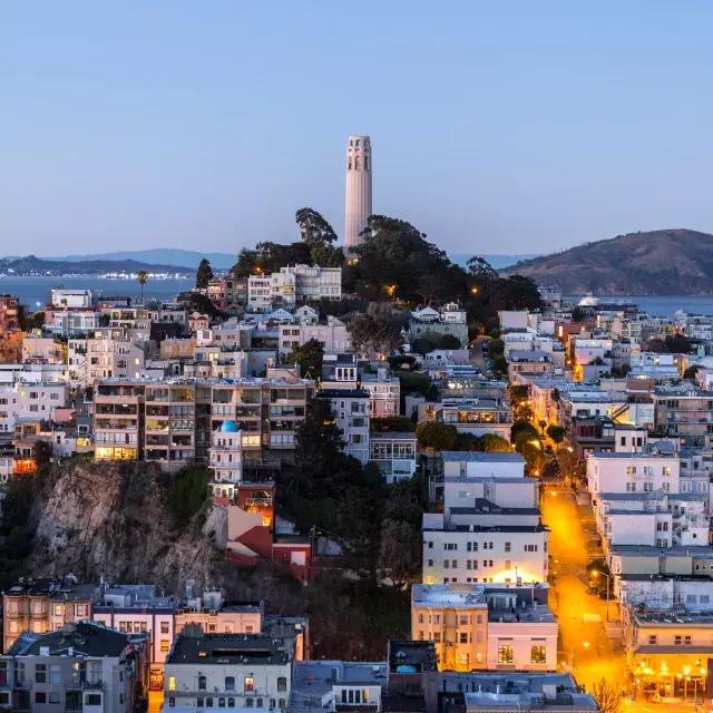 Coit Tower de São Francisco ao entardecer, 前面是灯火通明的街道，后面是贝博体彩app湾.